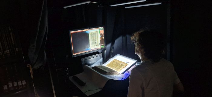  Obserwacja kart w świetle przechodzącym, fot. J. Czuczko